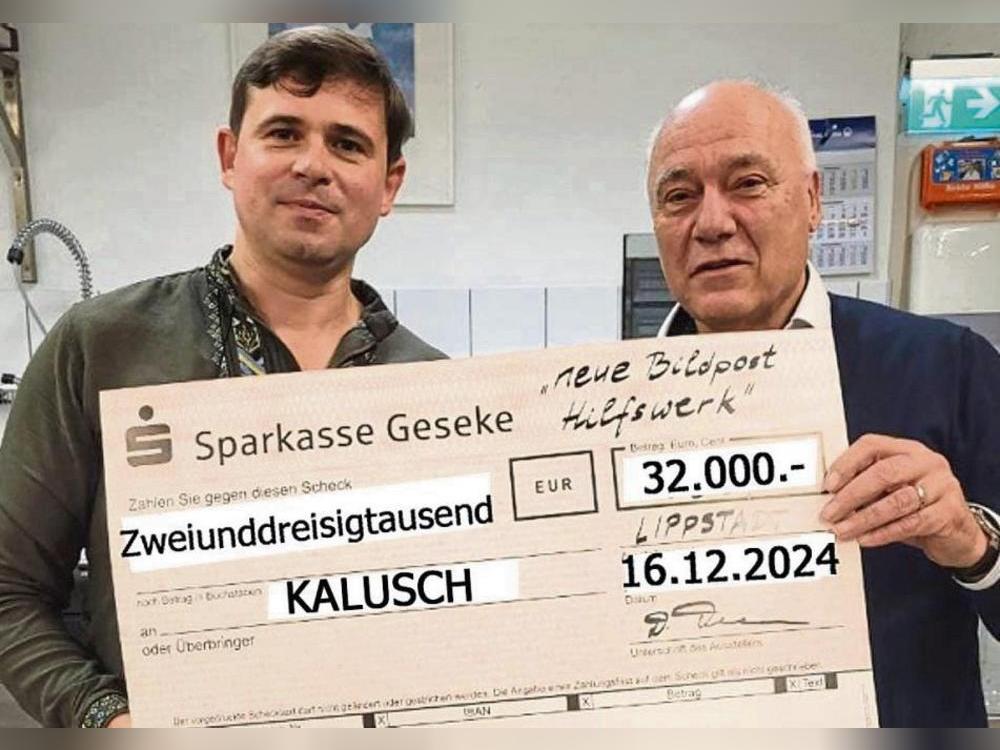 Persönlich hatte Dieter Tuschen vom Hilfswerk Neue Bildpost (r.) kürzlich in Lippstadt bereits 7000 Euro an Bürgermeister Andrii Naida aus Kalusch übergeben. Mittlerweile sind die Spenden, die jetzt überwiesen werden, auf 32 000 Euro angewachsen. Montage: Der Patriot