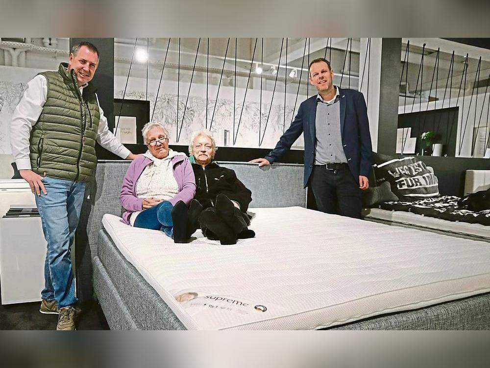 Christa und Wolfgang Hebach (M.) nahmen den ersten Preis - ein Boxspringbett aus dem Hause Bettenwelt in Lippstadt - stellvertretend für ihren Sohn Björn Hebach von Filialleiter Timo Schweene (l.) und Bernd Moormann (r.), Geschäftsführer Laumanns Medienservice, entgegen. Foto: Osmic