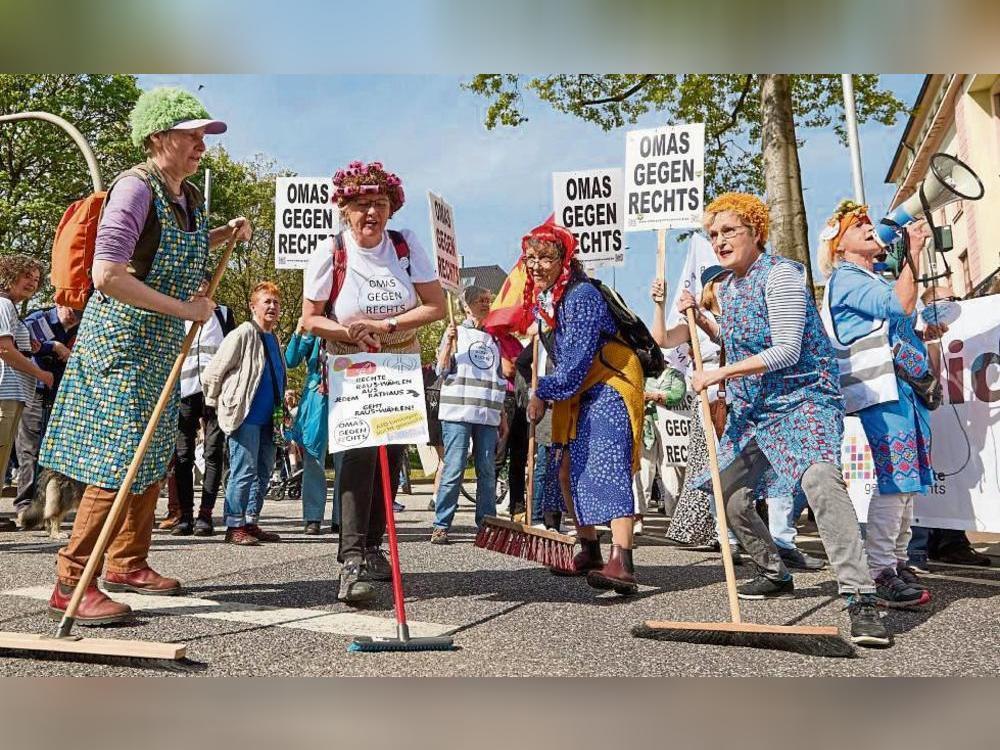 Die Initiative „Omas gegen Rechts“ umfasst über 30 000 Mitglieder im deutschsprachigen Raum. Bei Demos treten ihre Mitstreiterinnen häufig öffentlichkeitswirksam in Erscheinung. Nun soll in Lippstadt eine Regionalgruppe gegründet werden. Foto: Georg Wendt (dpa)