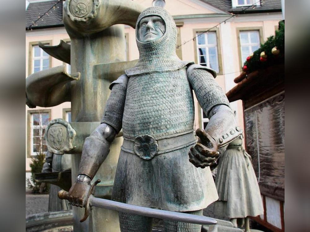 Die Lippstädter begegnen ihrem Stadtgründer Bernhard II. täglich in der Innenstadt. Nicht nur als imposante Gestalt hoch oben auf dem Bernhardbrunnen, sondern auch deutlich mehr auf Augenhöhe als Figur des Bürgerbrunnens. Foto: Balzer