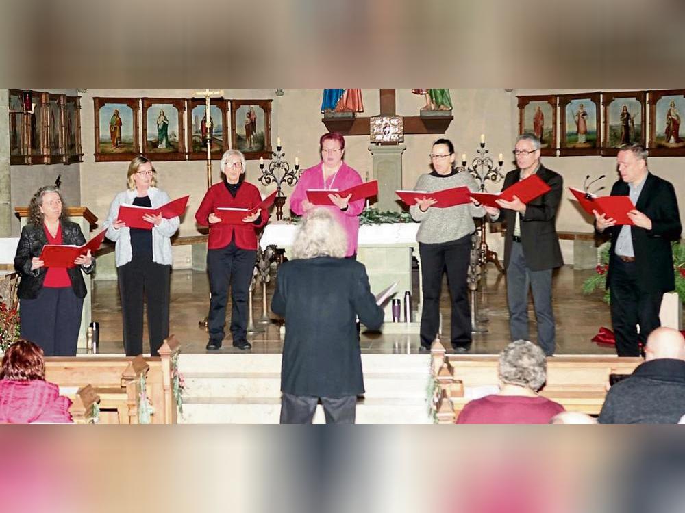 Das Vokalensemble „Art de Chor“ brachte weihnachtliche und festliche Klänge in die Johanneskirche. Foto: Kloer