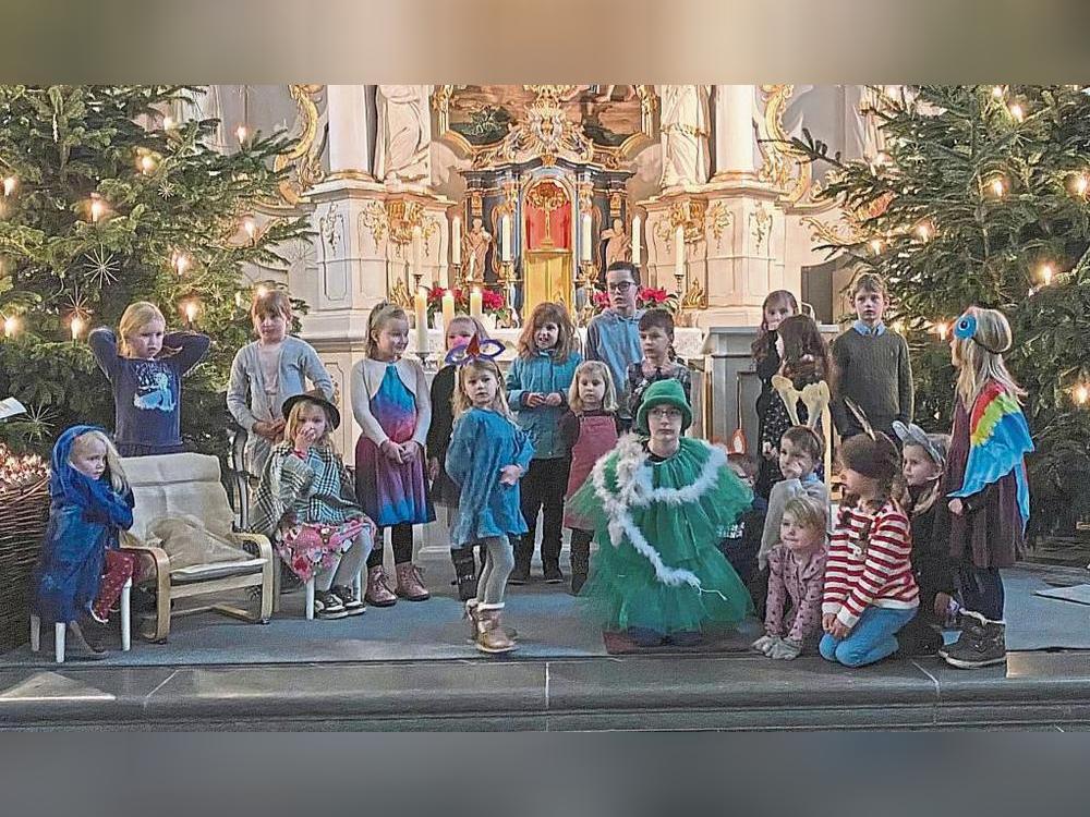 Krippenspiel und Musical: Der Kinderchor erzählte die Geschichte vom kleinen Tannenbaum, der nicht abgeholt wurde. Foto: N. Gerwin