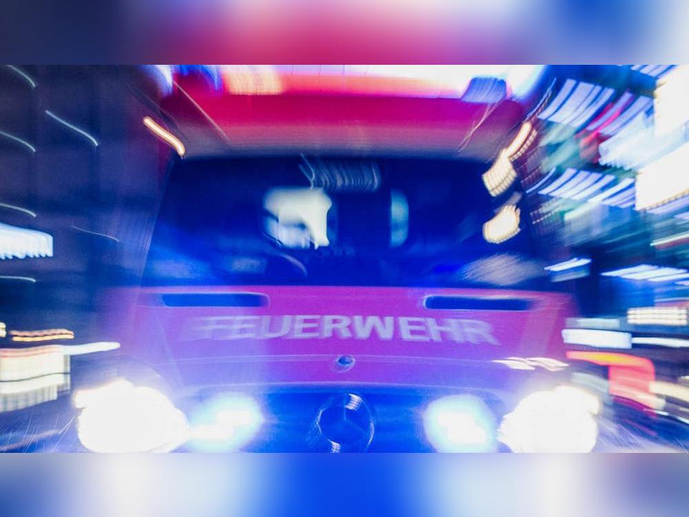 Relativ ruhig waren die Weihnachtsfeiertage für die Feuerwehr in Lippstadt: Die Retter rückten zu fünf Einsätzen aus - unter anderem zu einem Zimmerbrand in Eickelborn und zu einer Ölspur an der B55 in Lippstadt. Symbolfoto: dpa