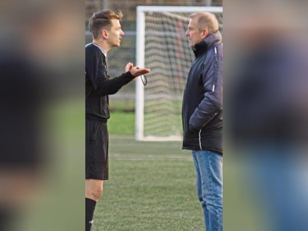 Reinhard Rehborn (SV 03 Geseke, r.) zum Urteil des Bezirkssportgerichtes: „Wir haben es akzeptiert!“ Foto: Schlink