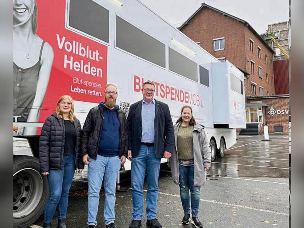 Das Blutspende-Mobil des DRK-Blutspendediensts West hielt in diesem Jahr auch bei der DSV in Lippstadt. Die Initiatoren, Mitglieder des DSV-Betriebsrats und DRK-Blutspendedienst-Gebietsreferent Andreas Leonard (2.v.l.).