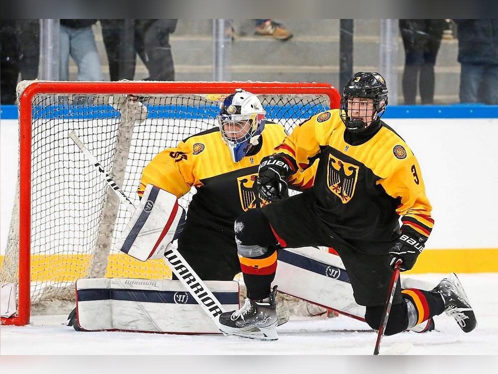 Die deutsche U20-Eishockey-Nationalmannschaft, hier mit Edwin Tropmann (r.), spielt auch nächstes Jahr bei der Weltmeisterschaft in der A-Gruppe.