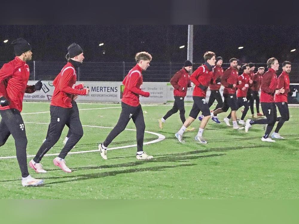 Jetzt laufen sie wieder: Die Oberliga-Fußballer des SV Lippstadt sind Freitagabend in die Wintervorbereitung gestartet. Mit dabei auch der 22-jährige Verteidiger und Kanada-Rückkehrer Justus Meier (2.v.r.). Fotos: Lütkehaus