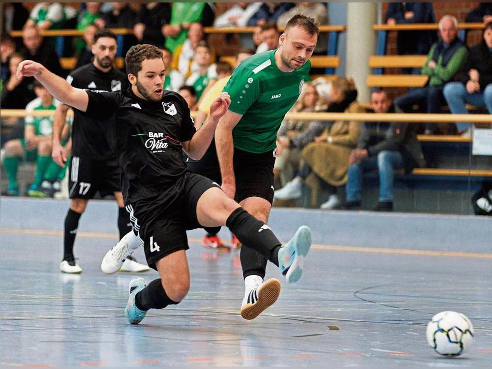 D-Ligisten in der Halle Lippetal unter sich: GW Benninghausen (grüne Trikots) und der SC Lippstadt II (in Schwarz) spielten am Samstag in der Vorrunde des Sparkassen Masters gegeneinander. Der SCL siegte 3:2. Am Sonntag zur Quali-Runde traten die Kranenkasper-Kicker dann aber nicht mehr an. Foto: Kroel