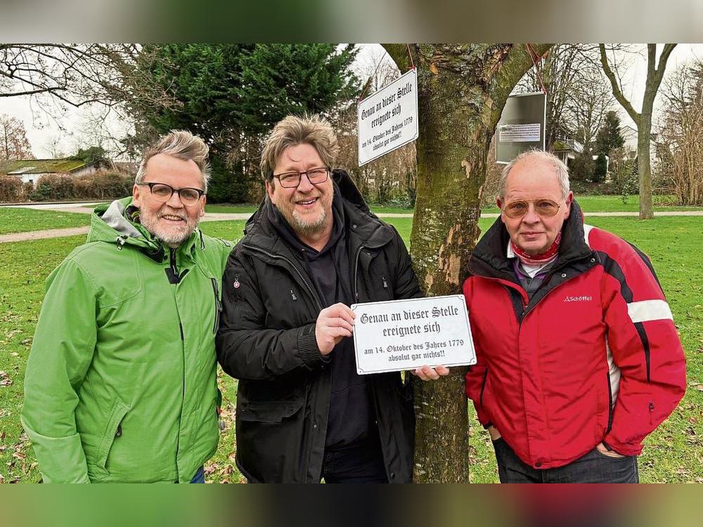 Die Schilder im Stadtpark aufgehängt haben (v.l.) Johannes Plaßmann, Holger Schild und Michael Wiesner. Foto: Frenz