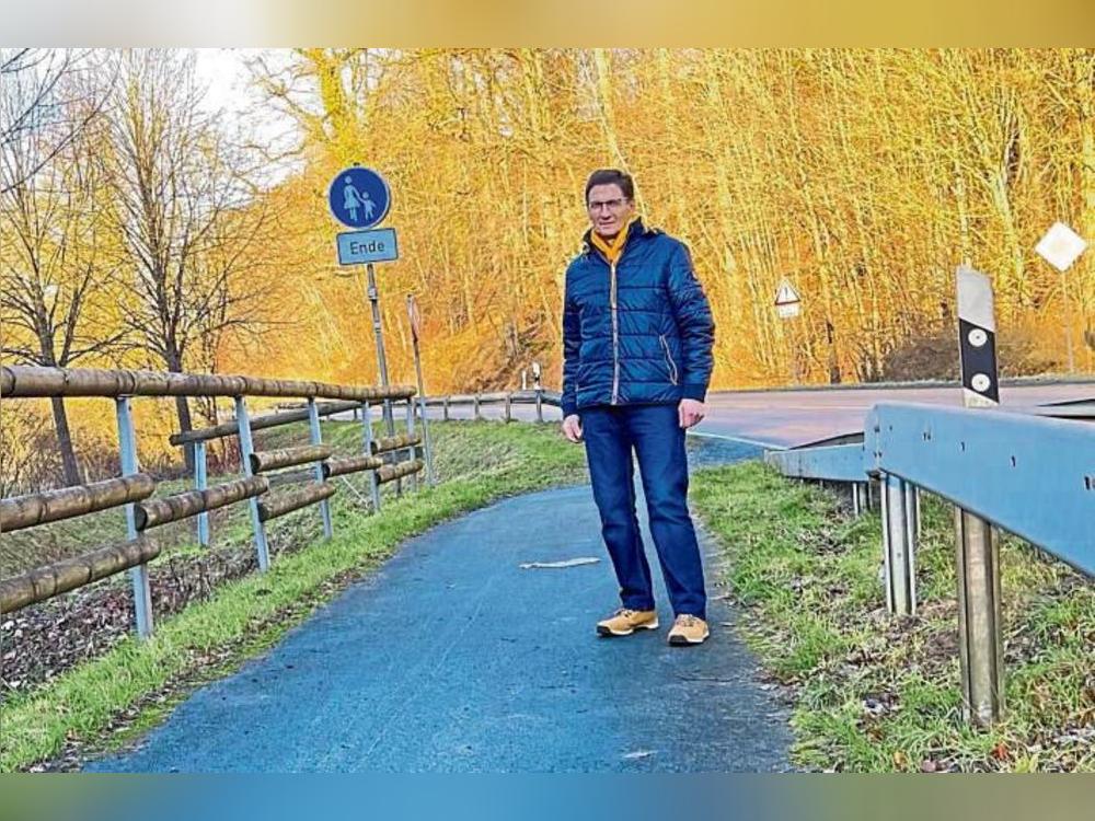 Kreistagsmitglied Erwin Koch am Anschlusspunkt der Radwegeweiterführung an der Glennebrücke im Kattensiepen.