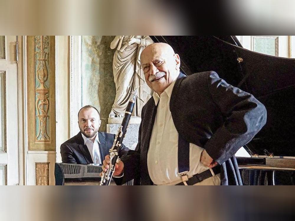 Giora Feidman und Vytis Sakuras treten in Liesborn als Giora Feidman Duo auf. Derzeit ist der 88-jährige Klarinettist auf „Revolution der Liebe“-Tournee. Foto: Montazer