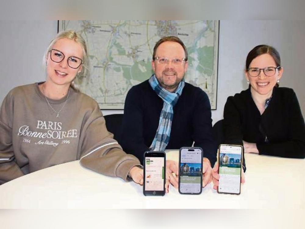 Nina Görlich, Bürgermeister Alfred Schmidt und Julia Redder (v.l.) freuen sich über den gelungenen Facebook- und Instagram-Start der Gemeinde Anröchte. Foto: Meschede