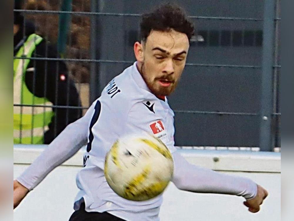 Augen zu und durch – das war Dienstagabend beim ersten Test in Bielefeld schwierig für Marcello Romano und den SV Lippstadt. Die Arminia gewann diese einseitige Partie unter Ausschluss der Öffentlichkeit deutlich mit 6:0. Foto: Lütkehaus