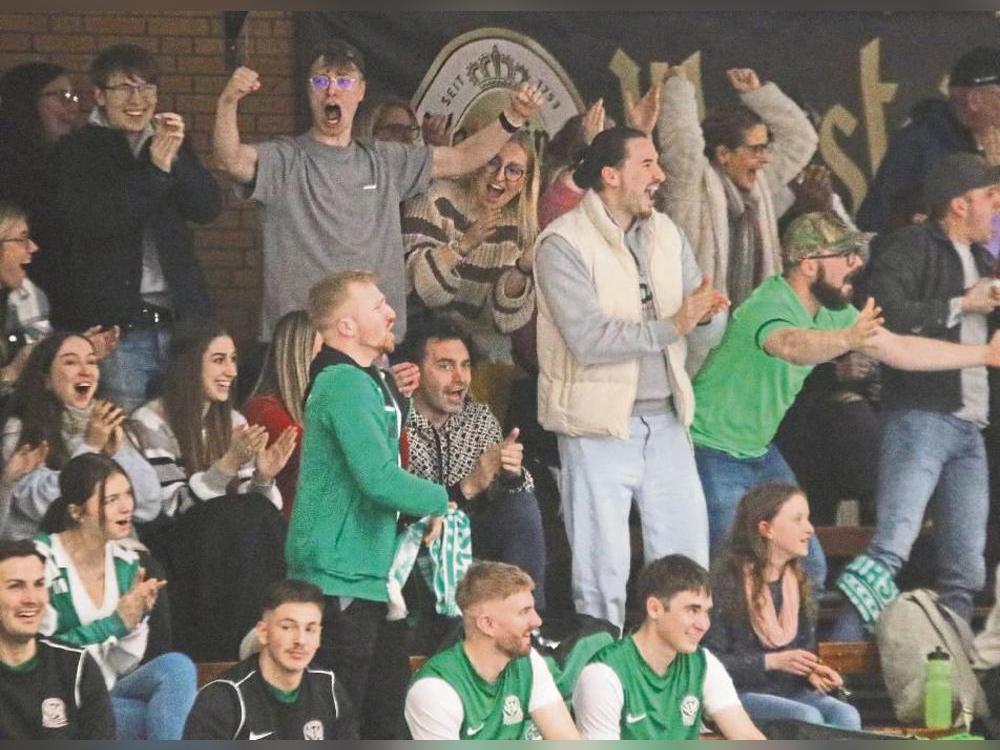 Die Fans des Hirschberger SV dürften erneut für mächtig Rambazamba auf der Tribüne sorgen. Der B-Ligist ist Ausrichter der Warsteiner und Rüthener Stadtmeisterschaften. Foto: Heinke