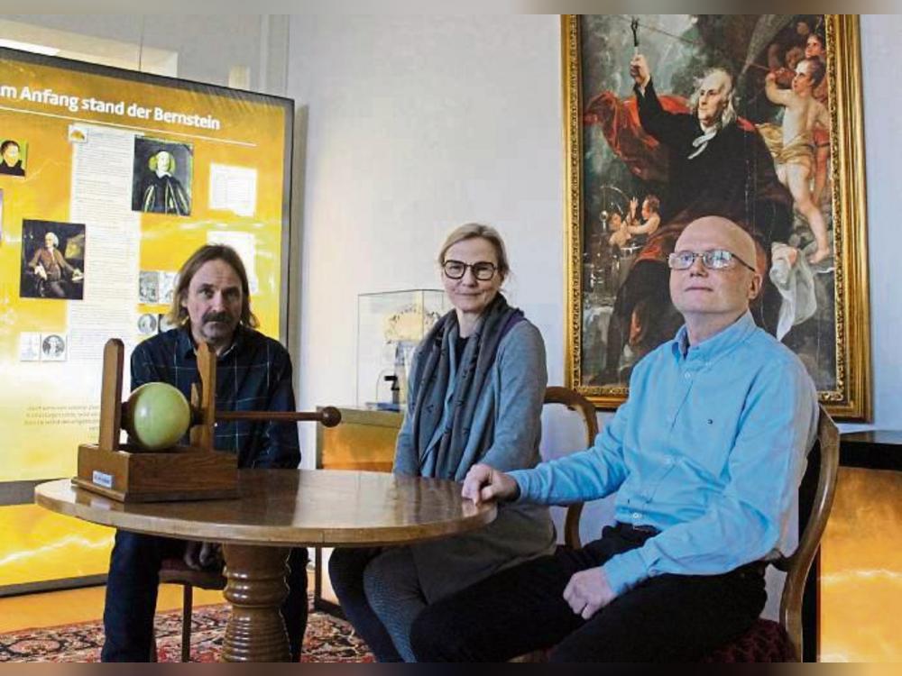 Sie präsentieren die neue Ausstellung in der Galerie im Rathaus: Andreas Moersener, Christine Schönebeck und Tobias Deterding.