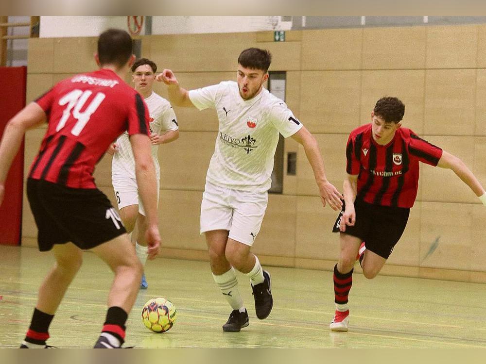 Da der SV Lippstadt auf eine Teilnahme verzichtet, dürften die A-Junioren des TuS Lipperode (in Weiß) als klassenhöchster Vertreter zu den Favoriten zählen bei den Hallenkreismeisterschaften in Rüthen. Foto: Heinke