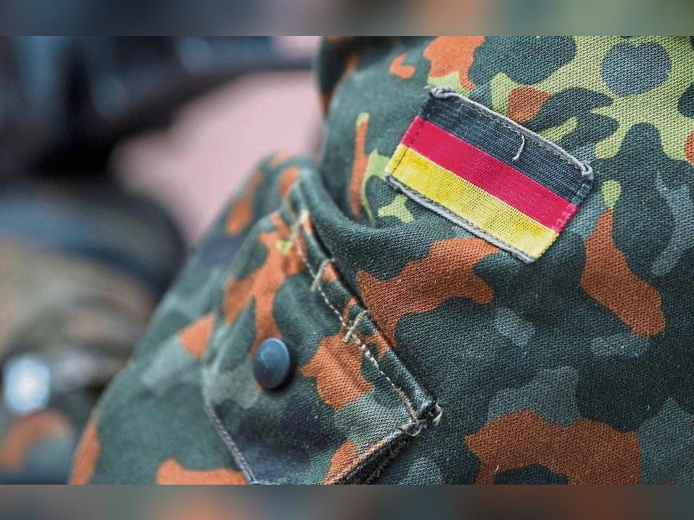 Für die Zehntklässler der Sekundarschule Anröchte wird 2025 das Jahr ihres Abschlusses sein. Ein paar von ihnen könnten sich vorstellen, danach zur Bundeswehr zu gehen. Fotos: dpa/Frenz