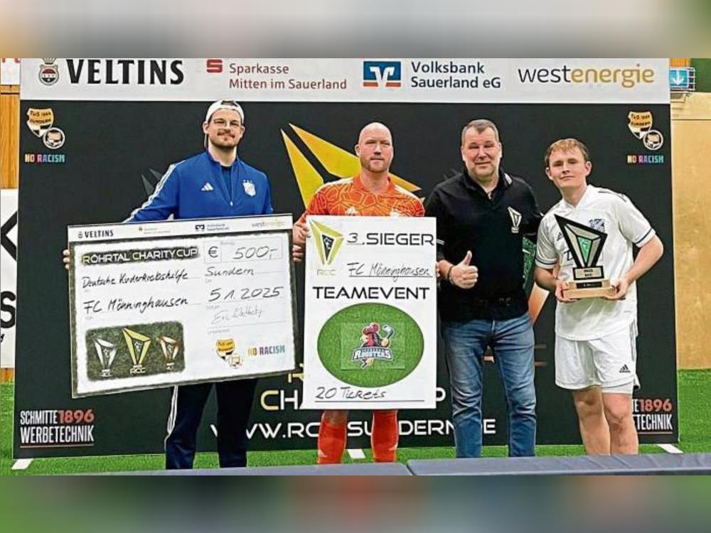 Freude beim FC Mönninghausen über den errungenen dritten Platz und der Spende der 500 Euro Prämie an die Deutsche Kinderkrebshilfe (v.l.: Marvin Ernst, Geschäftsführer und Spieler des FCM, Trainer René Wessels, ein Vertreter des Veranstalters und Mannschaftskapitän Jonas Reinke).