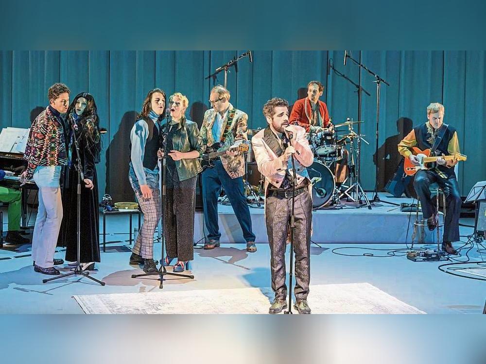 Für den Liederabend „John Lennon – Across the Universe“ kommt das Deutschen Nationaltheater Weimar in das Lippstädter Stadttheater. Foto: Welz