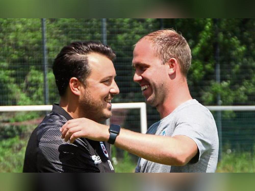 Man kennt sich – Lippstadts Trainer Felix Bechtold (l.) und Fabian Lübbers von den Sportfreunden Lotte. Das letzte Duell beider Vereine im Juni 2024 in Lippstadt gewann Lotte mit 3:1. Foto: Heinke