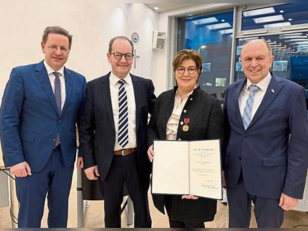 Die Bundesverdienstmedaille wurde Claudia Flottmeier von Landrat Christoph Rüther (r.) übergeben.