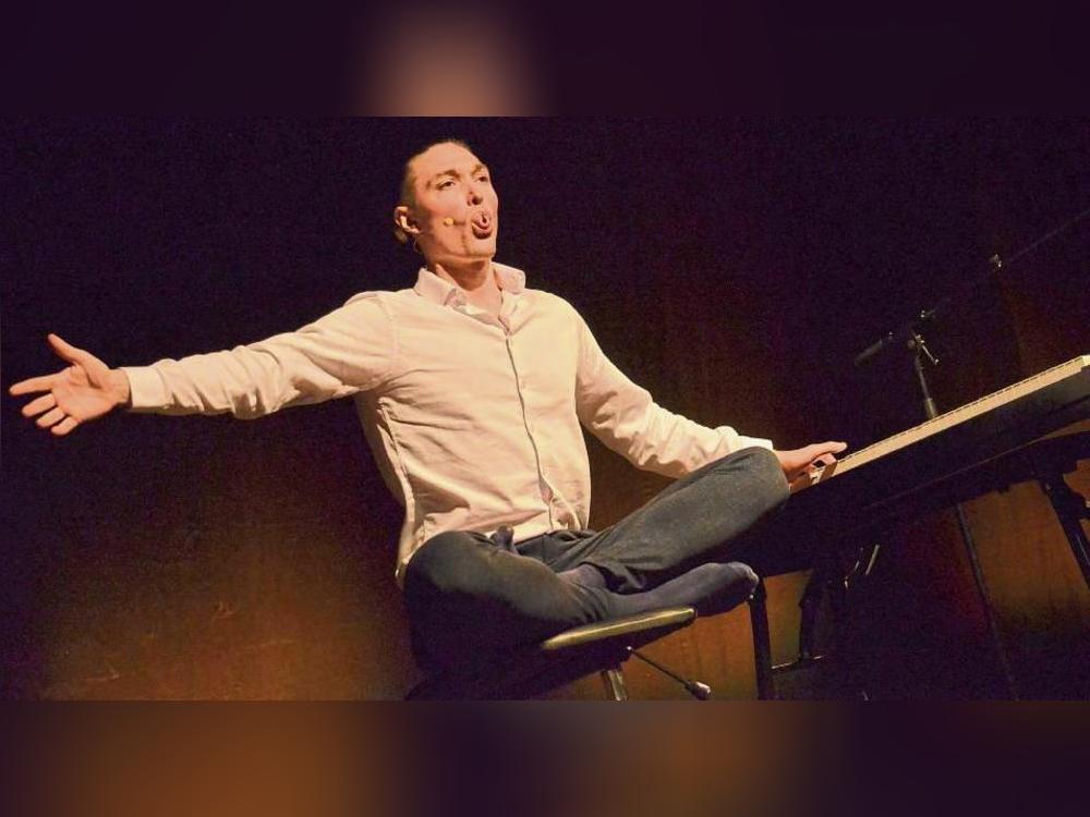 Andreas Langsch machte Yogaübungen am Piano. Foto: Gröbing