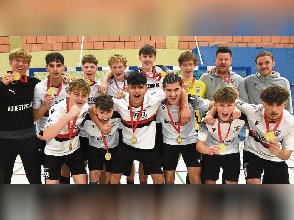 Die Freude muss raus: Die B-Junioren-Fußballer des SV Lippstadt gewannen die Kreismeisterschaft in Rüthen ganz souverän. Fotos: Giannakis