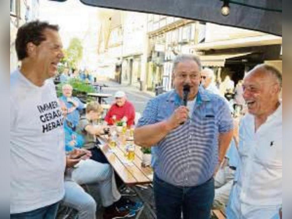 Eben noch mit Michael Rummenigge und „Auge“ Stotz beim Talk in Lippstadt und jetzt im Dschungel: Ob Jörg Dahlmann da genauso viel zu lachen hat? Fotos: Lütkehaus/dpa