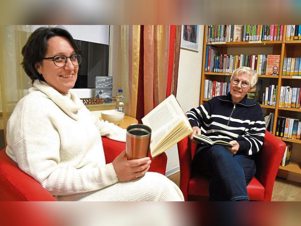 Die Bücherei-Kolleginnen Melanie Meschede (l.) und Nanni Gees (r.) stellen eine Szene nach, wie es demnächst im Café ablaufen könnte. Foto: Giannakis