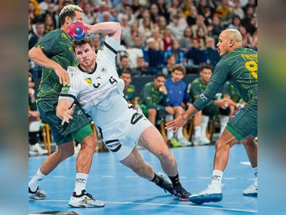 Volle Kraft voraus: Johannes Golla (hier beim letzten Test gegen Brasilien) und die deutsche Nationalmannschaft starten am Mittwochabend ins WM-Turnier. Foto: Stache/DPA