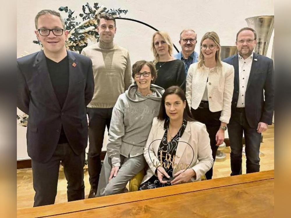 Über die Eröffnung des Standesamts Hellweg freuen sich (v.l.) Erwittes Bürgermeister Hendrik Henneböhl, der Bad Sassendorfer Amtskollege Malte Dahlhoff, das Trauteam mit Ute Hemmer, Julia Kaiser-Gerlach, Lena Gerdt, Peter Megger und Mira Hanssen sowie Anröchtes Bürgermeister Alfred Schmidt. Foto: Frenz