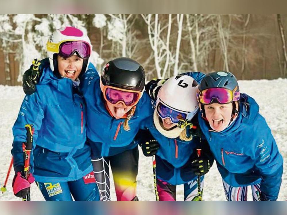 Anni Stellmacher (links/hier mit ihrem Team vom SK Winterberg) fuhr zwei saubere Läufe und holte sich den Pokal.