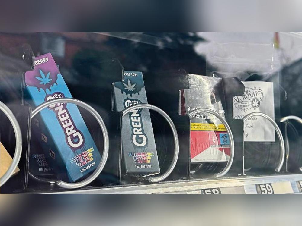 Neben E-Zigaretten (Vapes) mit 10-OH-Wirkstoff bietet der Automat auch sogenannte CBD-Blüten zum Rauchen an. Der Wirkstoff CBD löst aber keinen Rausch aus. Foto: N. Wissing