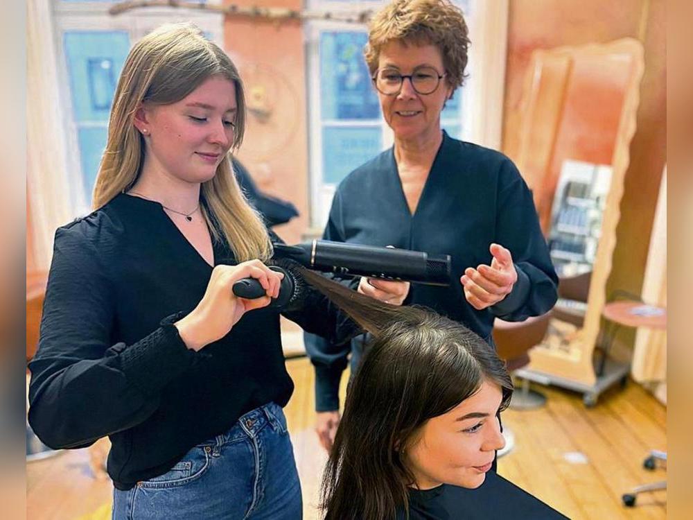 Fiona Müller ist im Salon von Heike Becker in die Ausbildung als Friseurin gestartet.