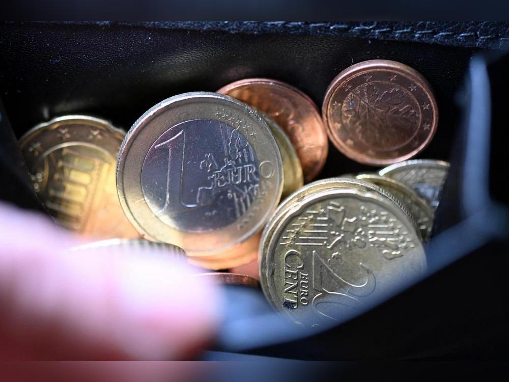 Ein 42-jähriger Mann aus Schlangen hat sich einen Trick ausgedacht, um an ein paar Euro zu kommen. Doch die Polizei hatte ihn schneller durchschaut, als er „Portemonnaie gestohlen“ sagen konnte. Symbolfoto: DPA