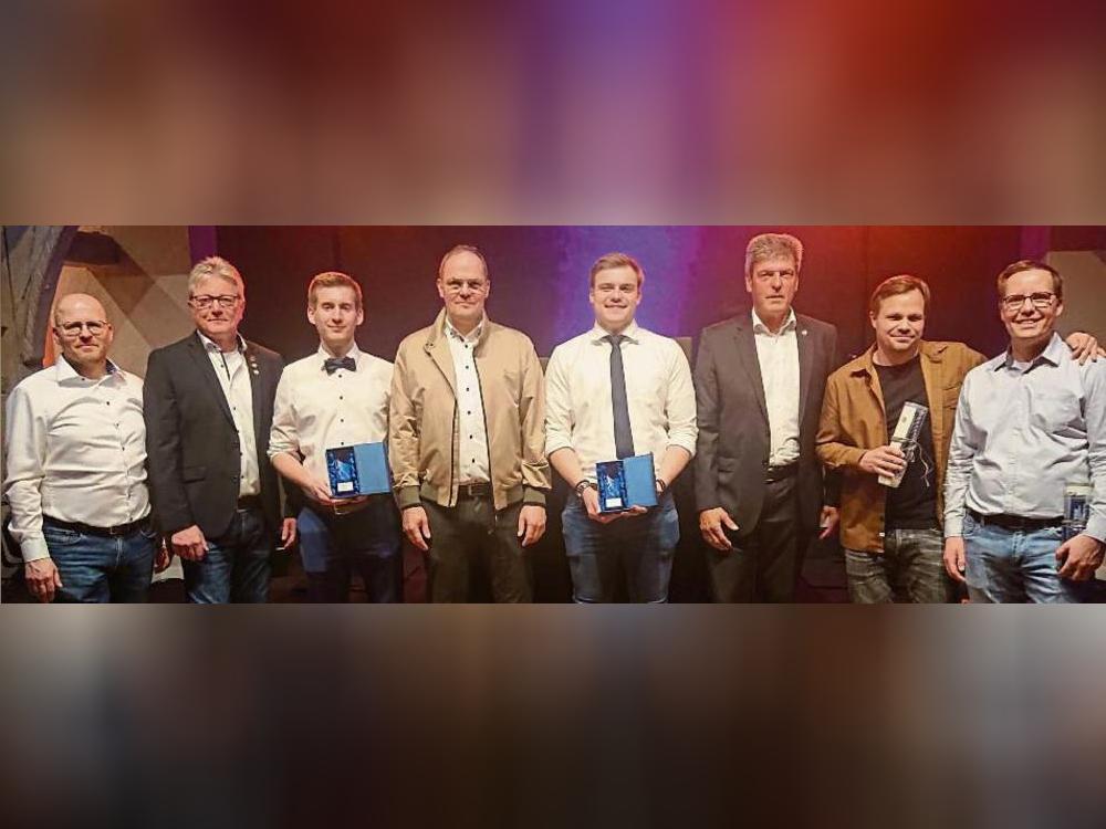 Der Vorstand des VfL Hörste/Garfeln zeichnete verdiente Sportler aus (v.l.): Björn Rüffer, Thomas Rasch, Felix Heinrichsmeier, Markus Sträter, Jonas Beisler, Bernhard Kückmann, André Michel und Oliver Winkelnkemper.