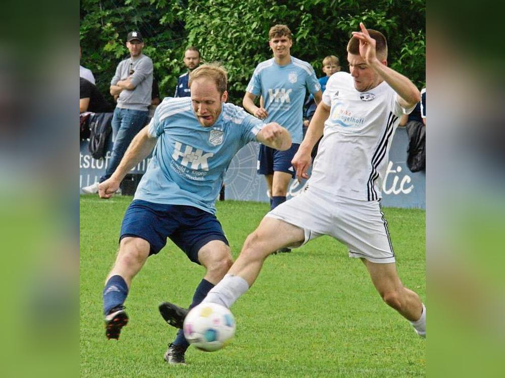 Greift beim abstiegsbedrohten FC Mönninghausen wieder mit ins Rad: Daniel Lakmann (l.). Seine Routine wird dem Mönninghauser Spiel sicherlich guttun. Foto: Schlink