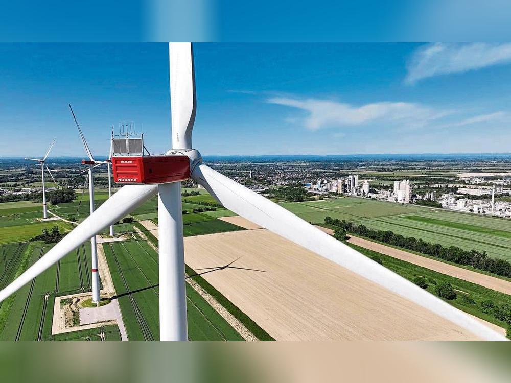 Links die Windräder, rechts die Zementwerke: Die Anlagen bei Völlinghausen gehören mittlerweile zum Erwitter Stadtbild dazu. Doch nicht immer drehen sie sich auch im Wind. Archivfoto: Eickhoff