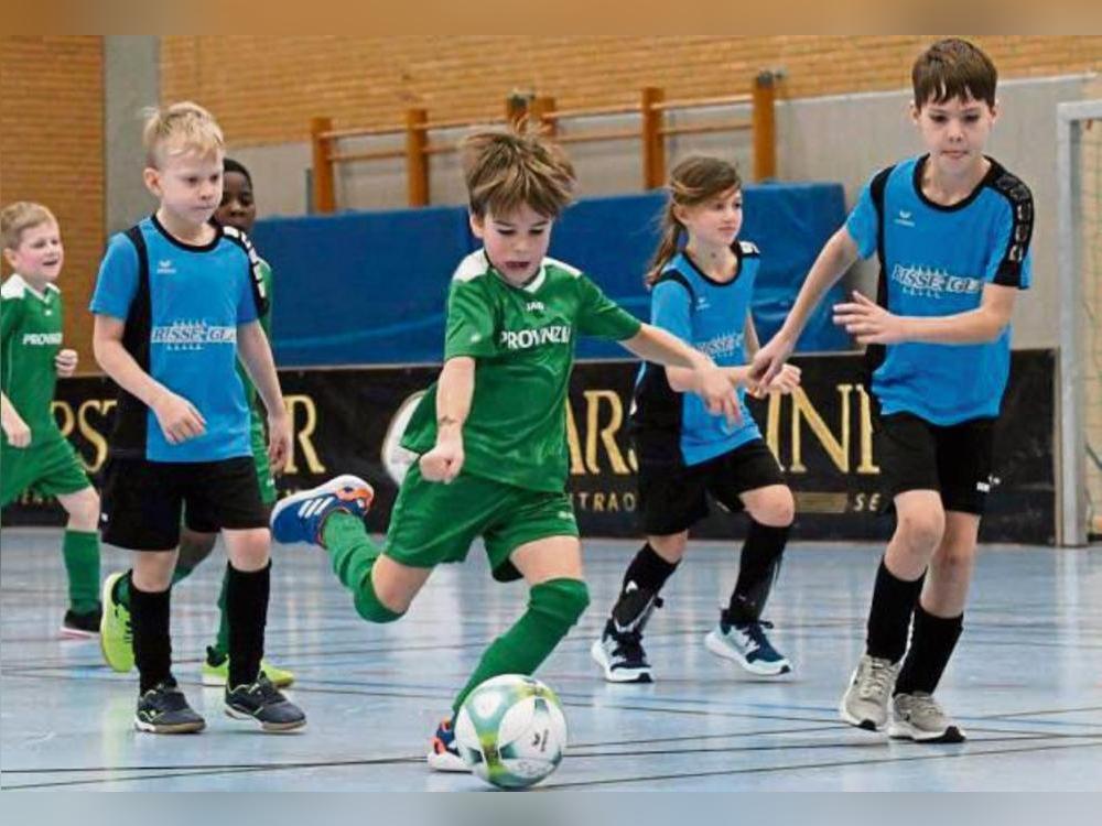 Die F-Junioren des Fußballkreises Lippstadt tragen ihre Hallenspielrunde am Wochenende in Erwitte aus. Foto: Hildebrandt