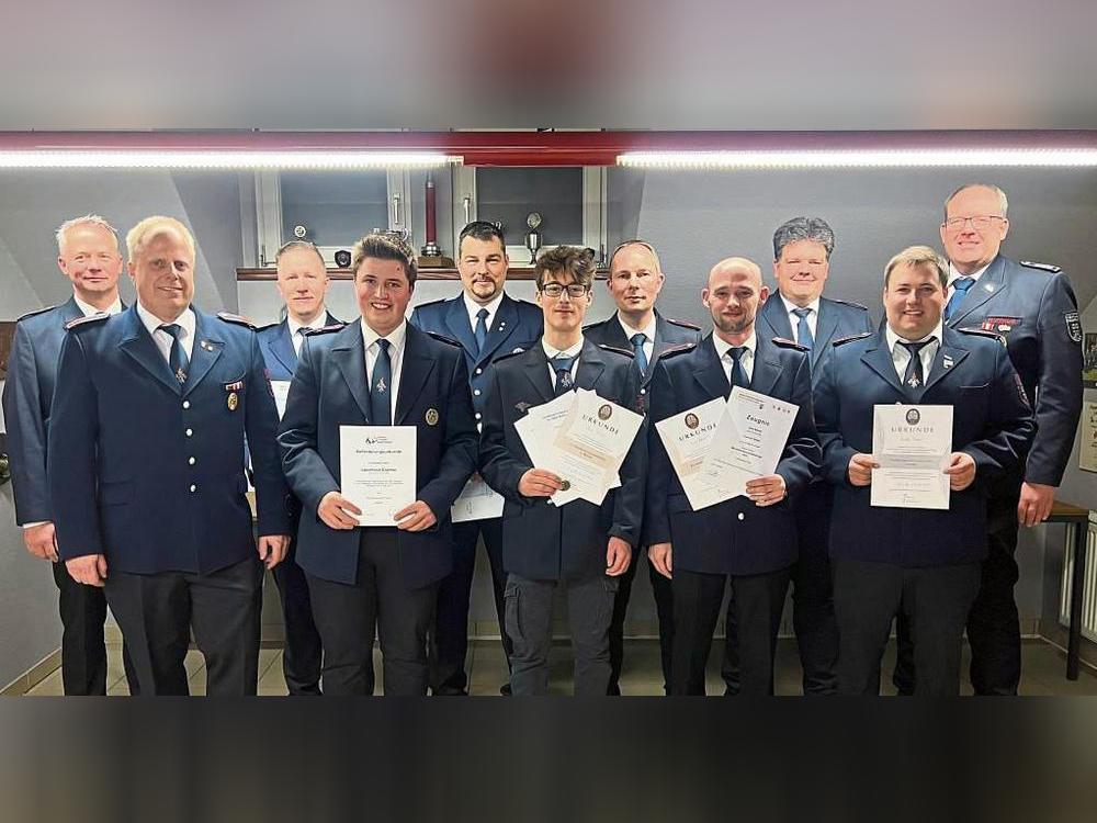 Löschzugführer Stefan Zeppenfeld (vorne l.) freute sich sichtlich über die vielen guten Leistungen seiner Kameraden. Foto: A. Bsdurek