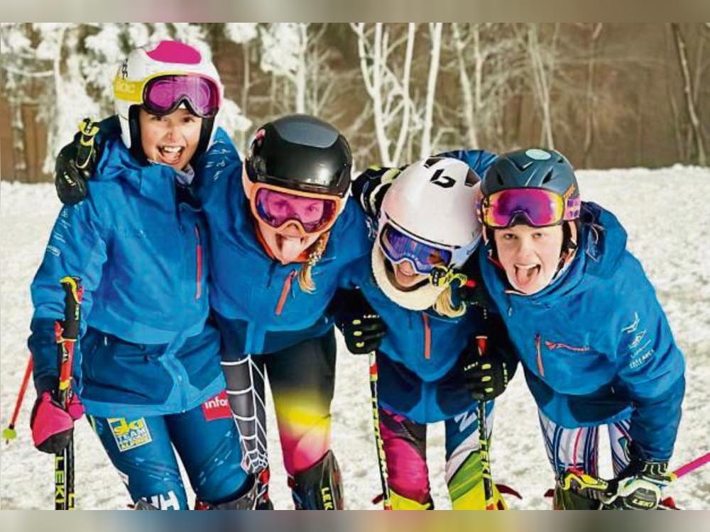 Anni Stellmacher (l.) mit ihrem Team vom SK Winterberg.