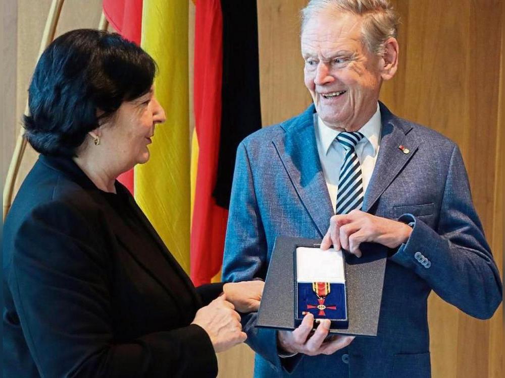 Normalerweise finden die Auszeichnungen mit dem Bundesverdienstkreuz in Soest statt. Für Antonius Pieper machte Landrätin Eva Irrgang eine Ausnahme. Fotos: Dietz