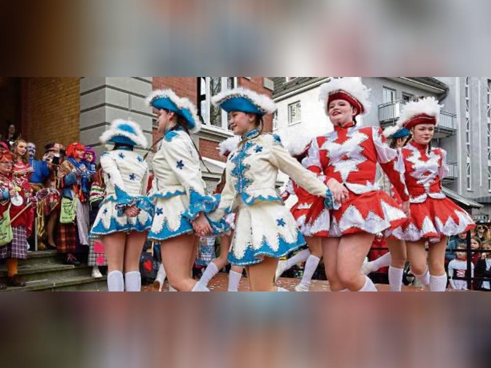 Die Tänzerinnen des SV Geseke organisieren in diesem Jahr den Frauenkarneval – und werden wie hier vorm Alten Rathaus 2024 auch sebst auf der Bühne stehen. Archivfoto: Kossack