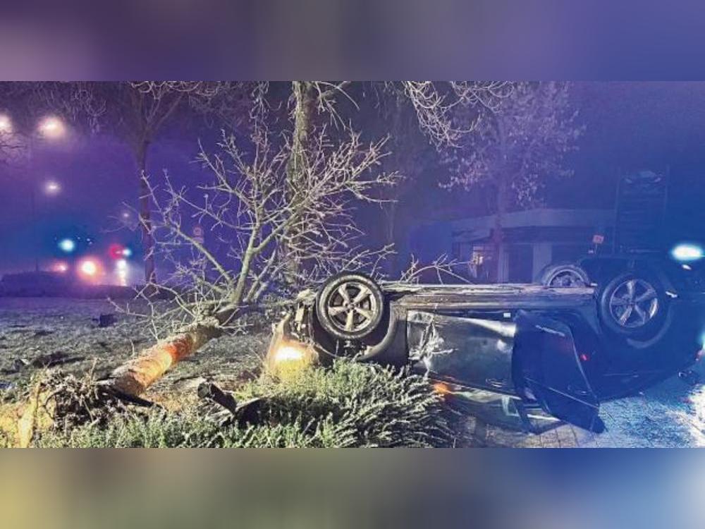 Bei einem Unfall am Kreisverkehr Hansastraße/Westernkötter Straße landete in der Nacht zu Sonntag ein Auto auf dem Dach. Foto: Feuerwehr