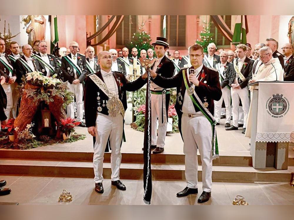 König der St. Sebastianus Schützenbruderschaft Fred Wernze (vorne l.) und Oberst Hans-Georg Dröge (vorne r.) bei der Versprechenserneuerung in der Geseker Stadtkirche. Fotos: Tuschen