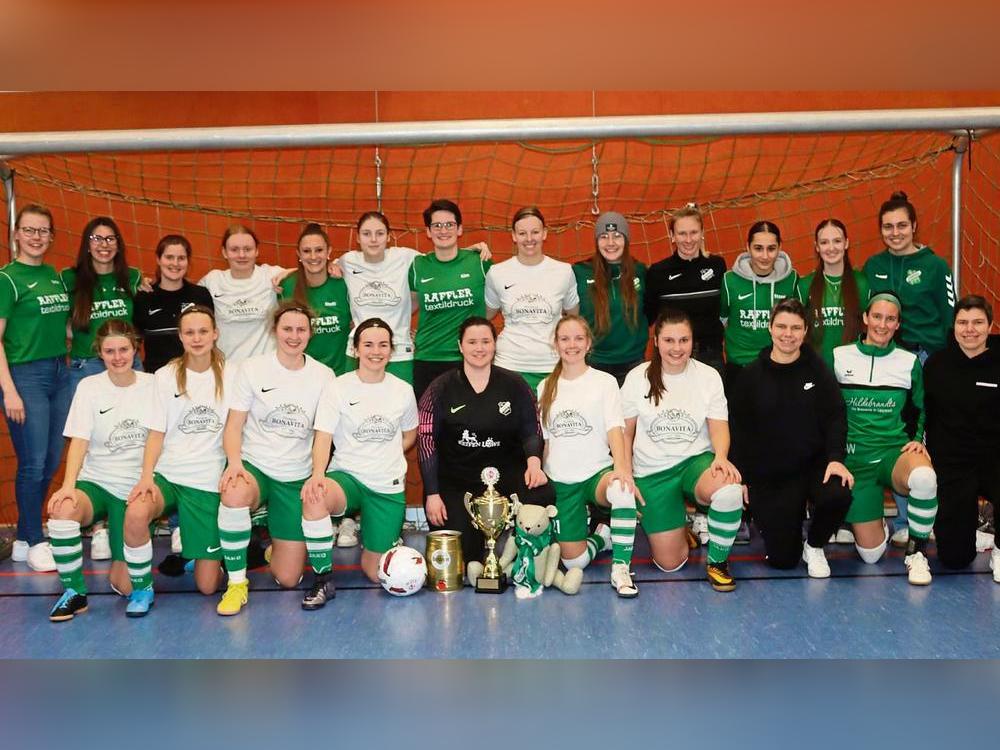 Meister 2024 und Meister 2025: Die Landesliga-Fußballerinnen von Germania Stirpe verteidigten ihren Titel bei den Hallen-Kreismeisterschaften. Im Endspiel besiegten sie den SV 03 Geseke mit 4:1 und treten nun am 1. Februar bei der Westfalenmeisterschaft in Dortmund an.