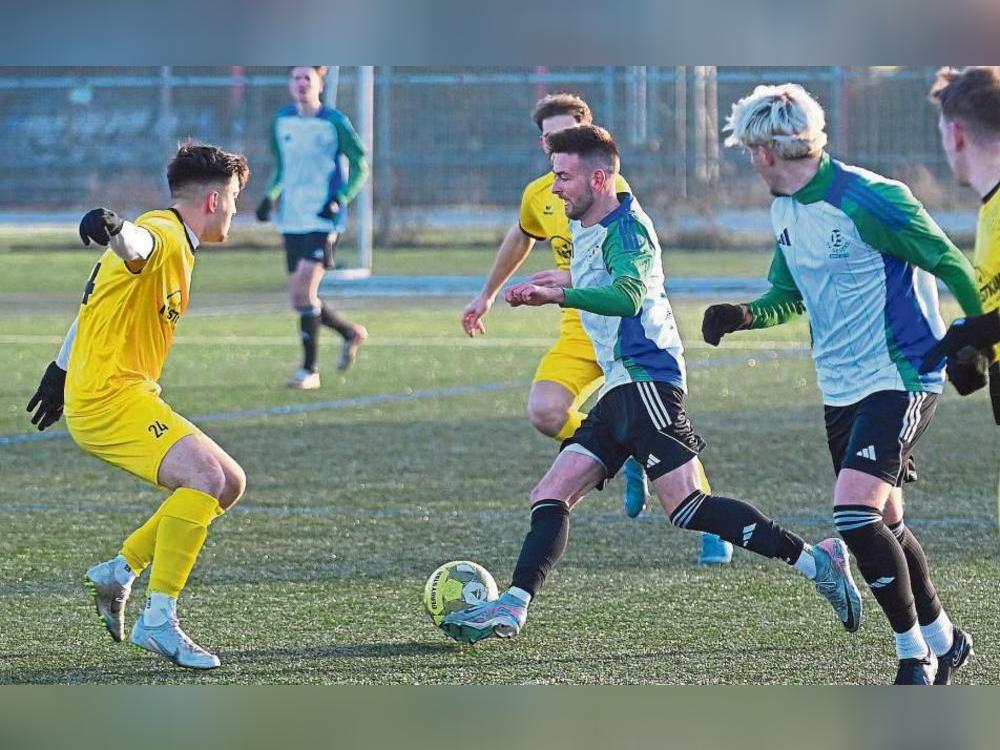 Landesligist SuS Bad Westernkotten (in Gelb) gewann das Testspiel beim Bezirksligisten SV 03 Geseke leicht und locker mit 5:0. Foto: Tuschen