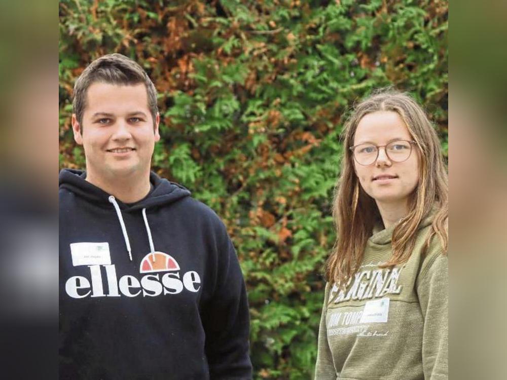 Die Junglandwirte Leonie Richts und Jan Hagen aus dem Kreis Soest bringen Messebesuchern in Berlin die heimische Landwirtschaft näher. Foto: WLV