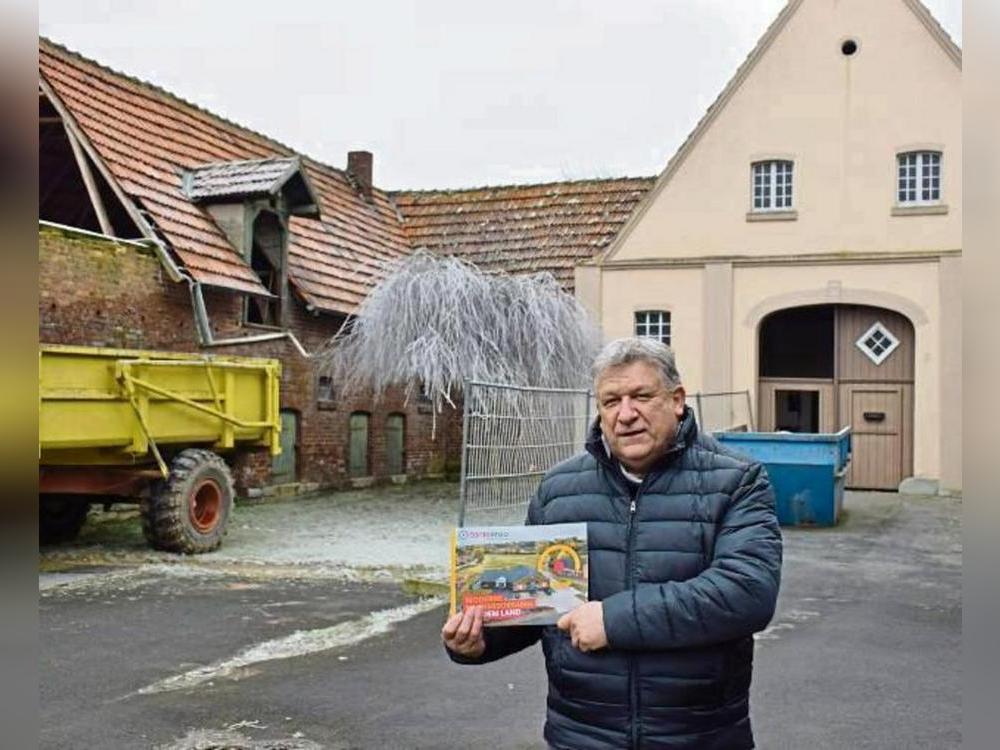 Ehringhausens Ortsvorsteher Roland Röwekamp am nun gefundenen Standort für den Tante-Enso-Laden. Foto: Kossack