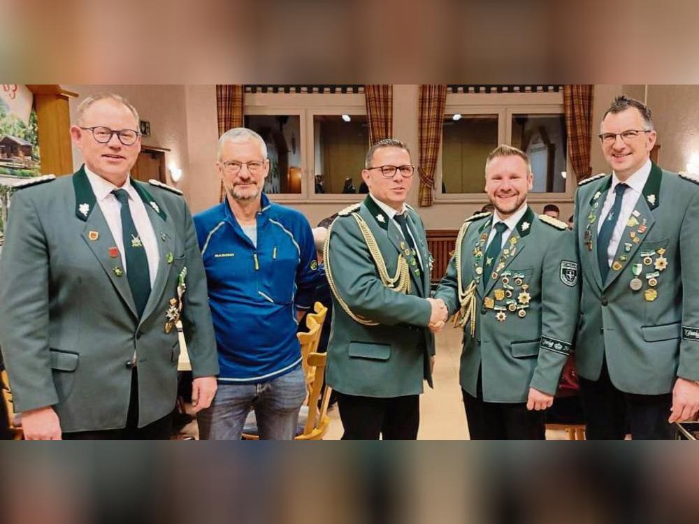 Oberst Patrick Will (4.v.l.) und der geschäftsführende Vorstand gratulieren Markus Schulze (3.v.l.) zu seiner Wahl zum Vorsitzenden der St. Nikolaus Schützenbruderschaft Kneblinghausen. Foto: Thomas